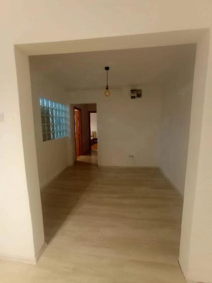 Apartament cu 3 camere decomandat în Dâmbu