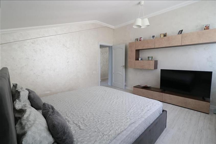 Apartament cu 3 camere decomandat, mobilat în Nicolina