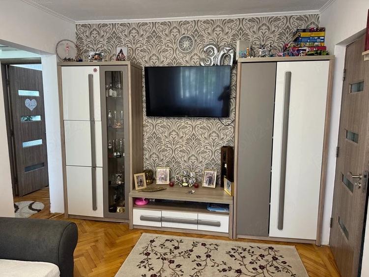 Apartament cu 3 camere semidecomandat în Micro 6
