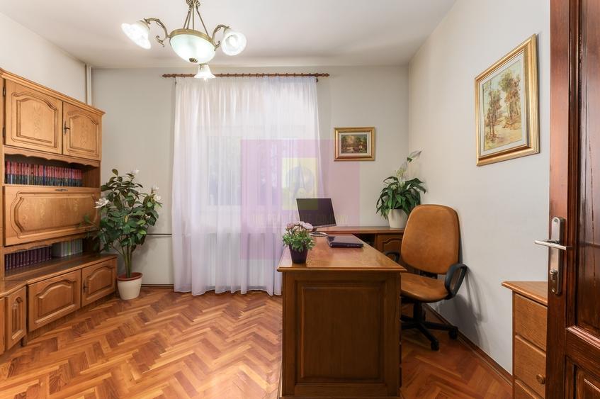 Casă cu 8 camere cu Canalizare în Lacul Tei