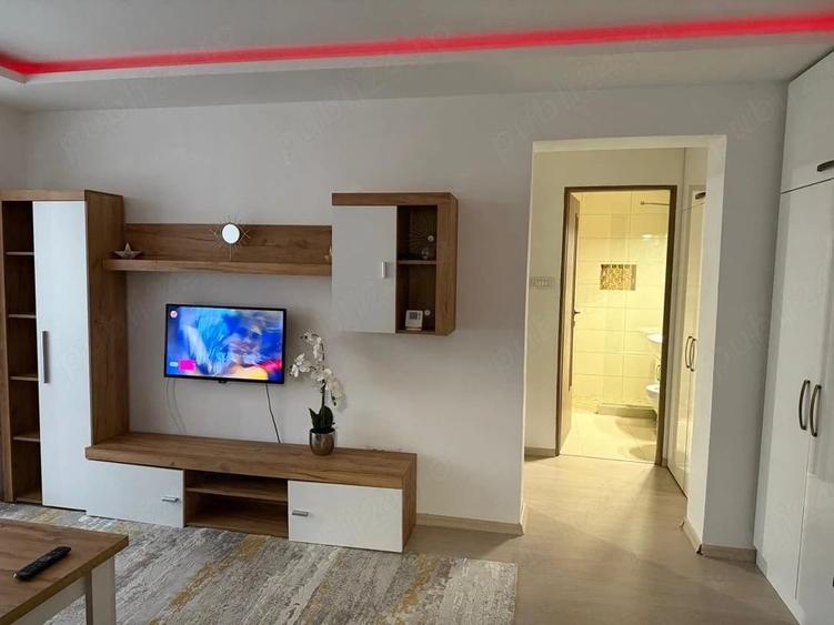 Apartament cu 2 camere semidecomandat în Calea București