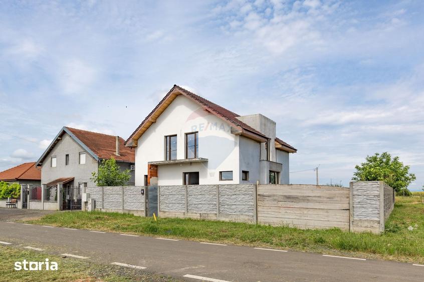 Casă cu 5 camere cu Teren 620 Mp în Macea