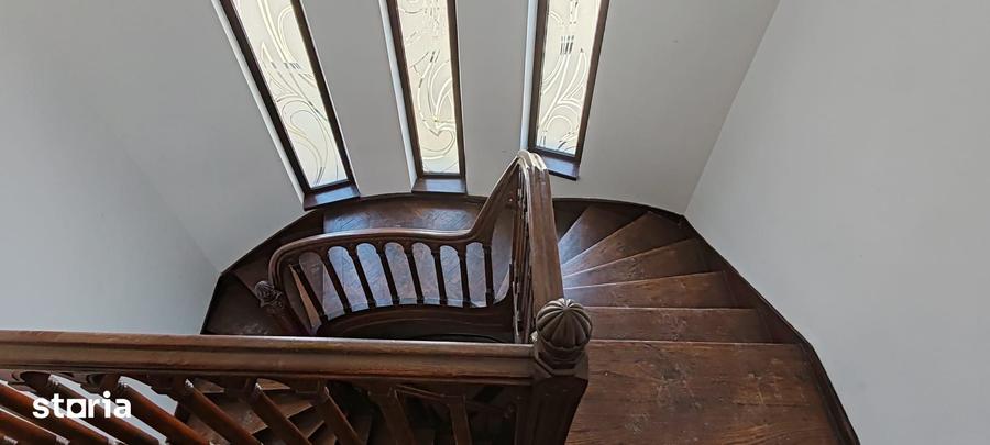 Casă cu 8 camere cu Teren 307 Mp în Primăverii
