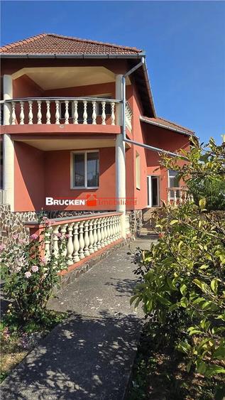 Casă cu 6 camere în Central
