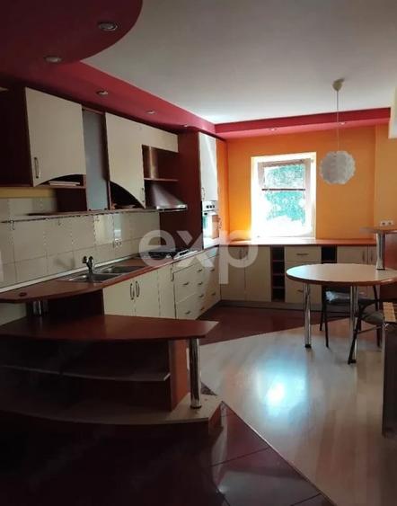 Apartament cu 3 camere semidecomandat în Plopilor