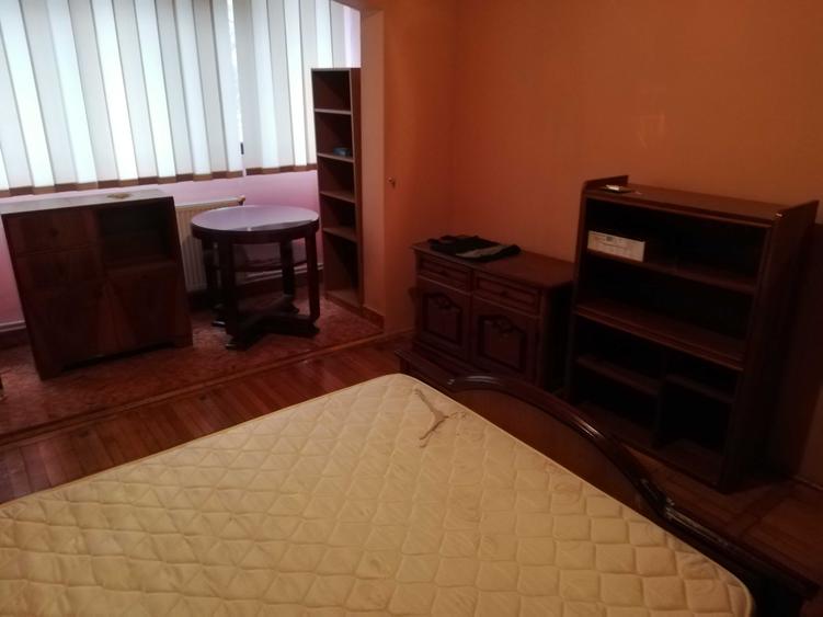 Apartament cu 3 camere decomandat în Sârbi