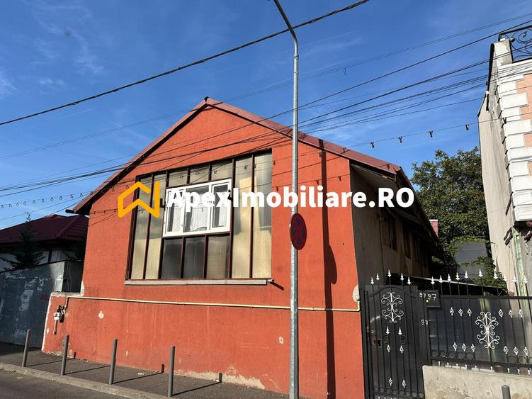 Casă individuală cu 15 camere cu Canalizare în Apărătorii Patriei