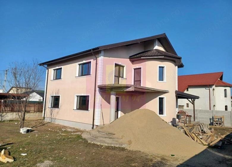 Casă cu 5 camere cu Teren 576 Mp în Săbăreni