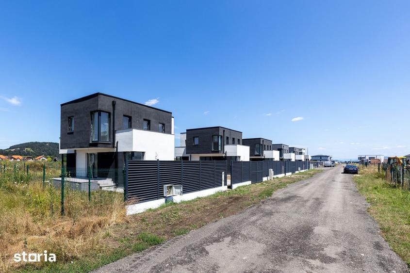 Casă cu 5 camere cu Teren 500 Mp în Noua