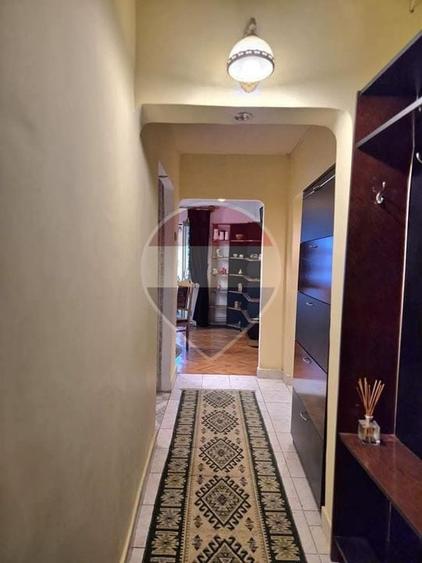 Apartament cu 4 camere decomandat, mobilat în Central