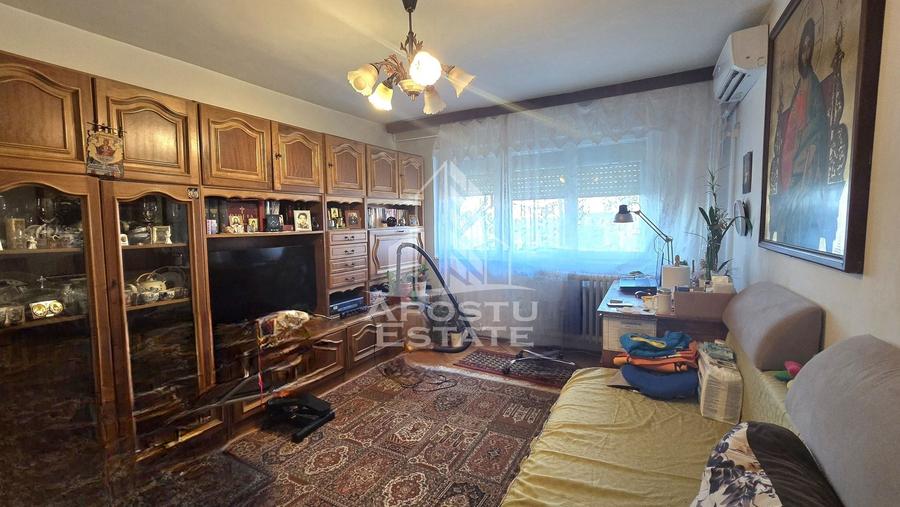 Apartament cu 4 camere semidecomandat în Cetății