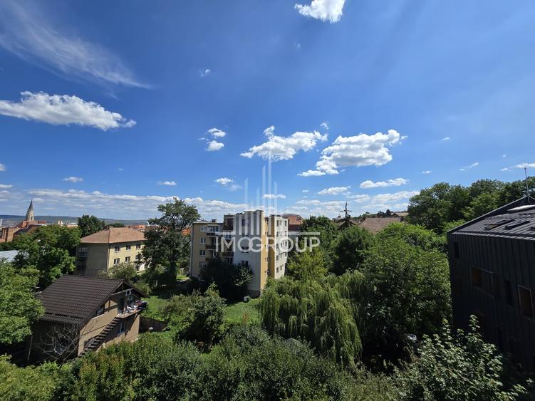 Apartament cu 4 camere semidecomandat, mobilat în Central