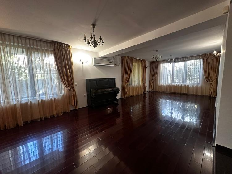 Casă individuală cu 5 camere cu Teren 100 Mp în Central