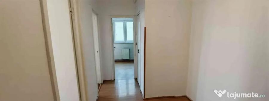 Apartament cu 3 camere decomandat în Astra