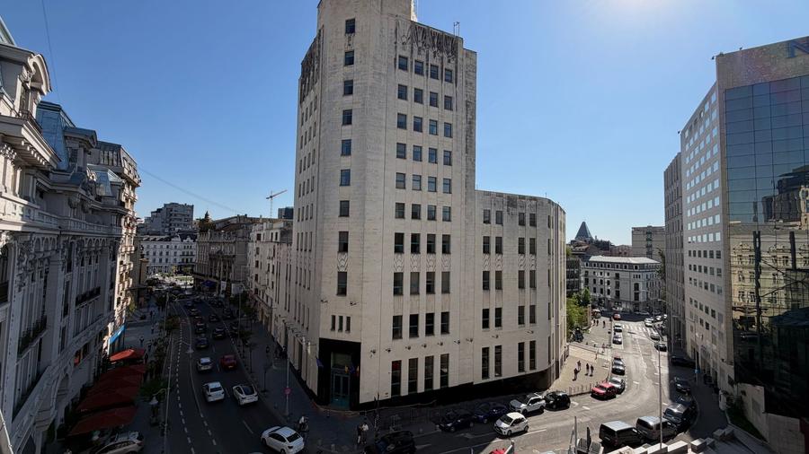 Apartament cu 6 camere decomandat în Calea Victoriei