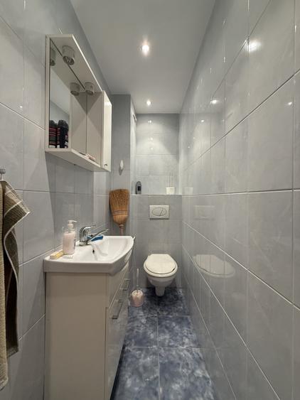 Apartament cu 3 camere semidecomandat, mobilat în Dâmbovița