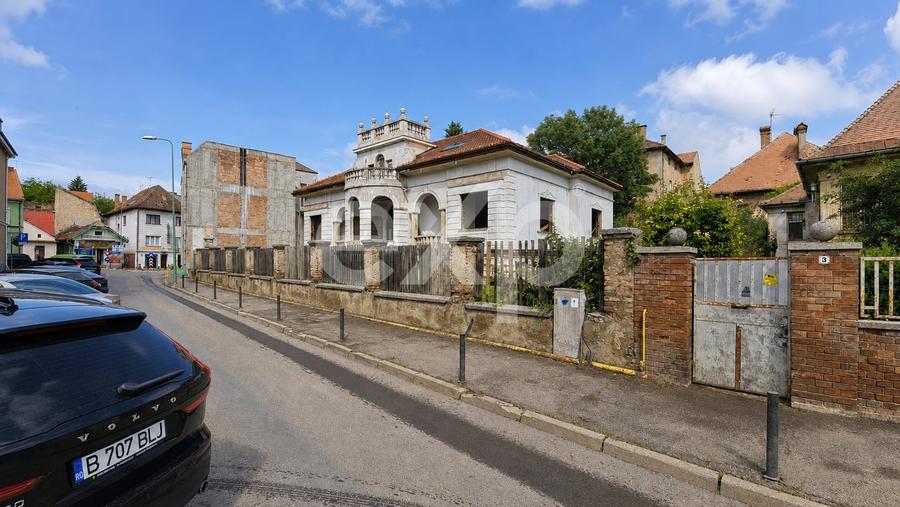 Casă individuală cu 9 camere cu Canalizare în Centrul Istoric