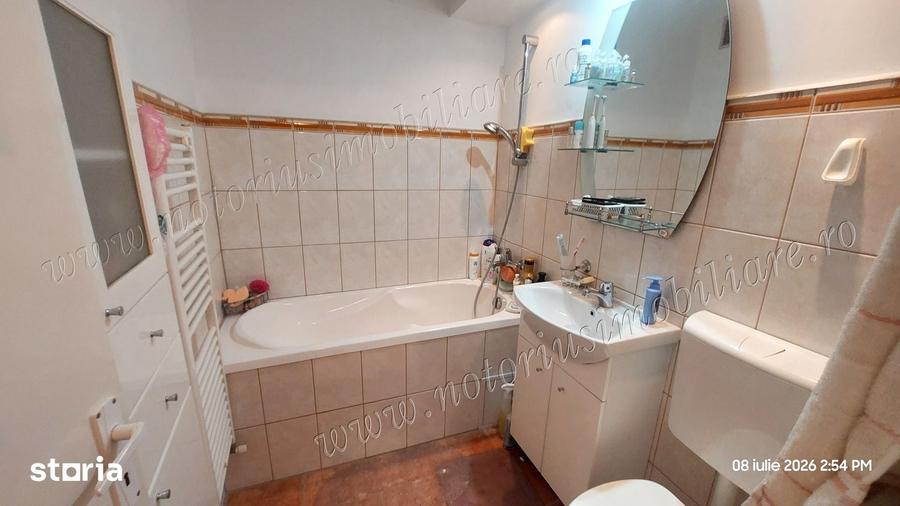 Apartament cu 3 camere semidecomandat în Est