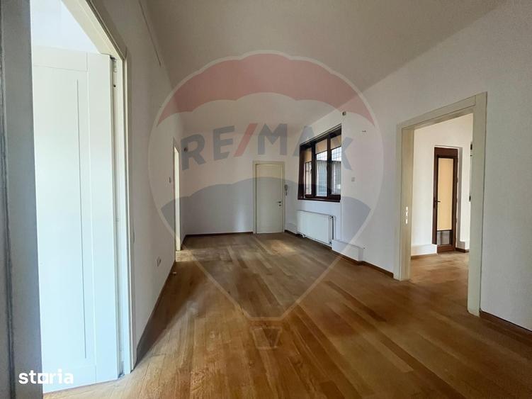Apartament cu 6 camere în Romană