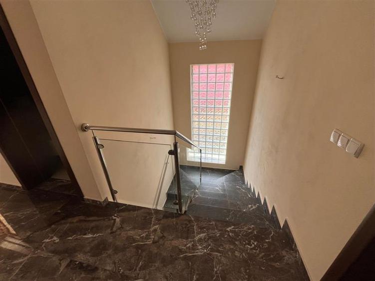Casă individuală cu 5 camere cu Teren 600 Mp în Exterior Est