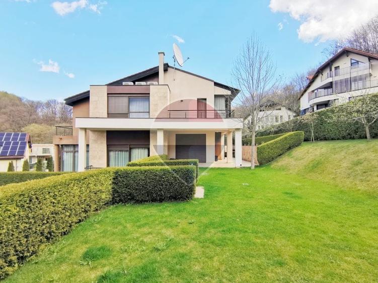 Casă individuală cu 6 camere cu Teren 1010 Mp în Noua