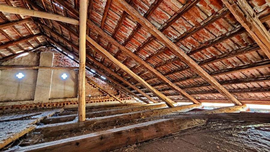 Casă cu 12 camere cu Teren 944 Mp în Comorâște