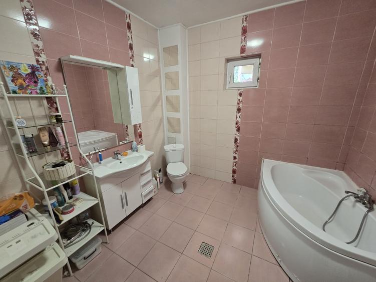 Casă cu 6 camere cu Teren 250 Mp în Industriilor