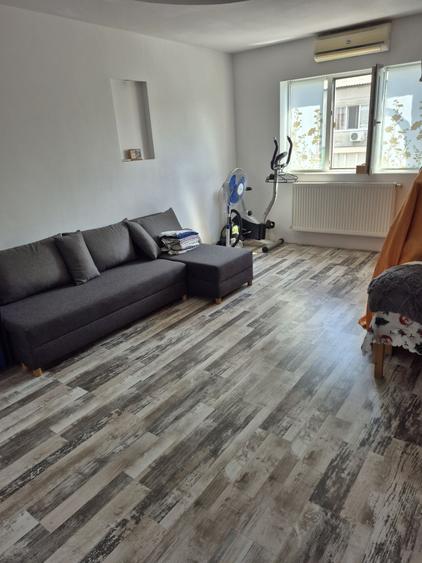 Apartament cu 3 camere decomandat în Exterior Vest