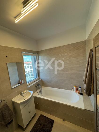 Apartament cu 3 camere semidecomandat în Între Lacuri