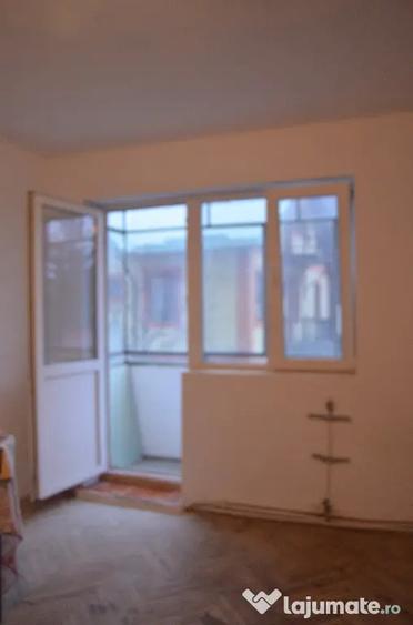 Apartament cu 2 camere semidecomandat în Cezar Petrescu