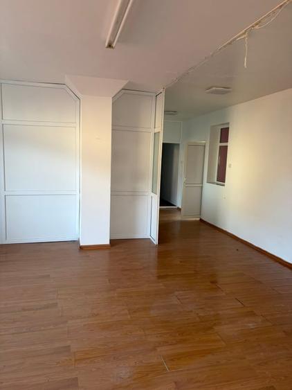 Casă individuală cu 6 camere cu Piscina în Craiovița Nouă