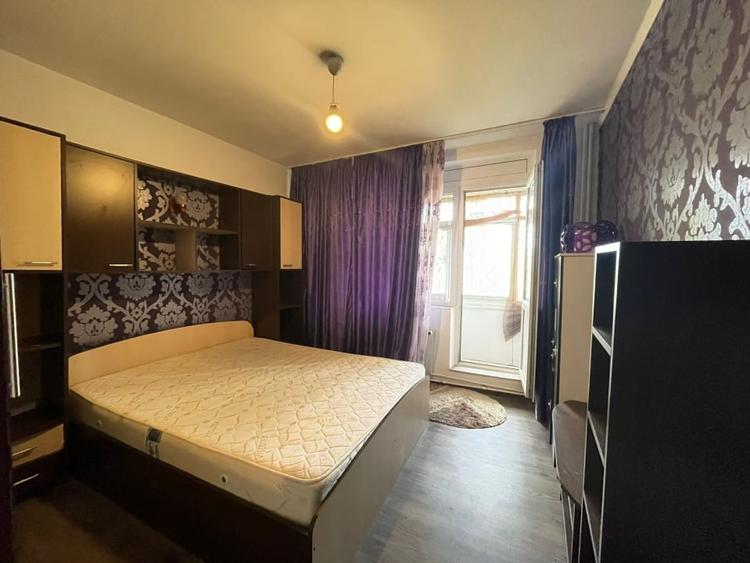 Apartament cu 3 camere semidecomandat, mobilat în Podu Roș