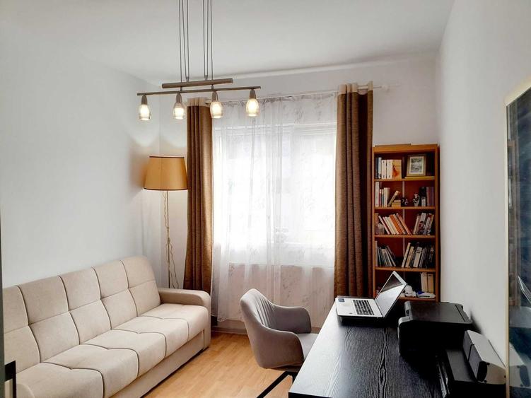 Apartament cu 3 camere decomandat în Roșu