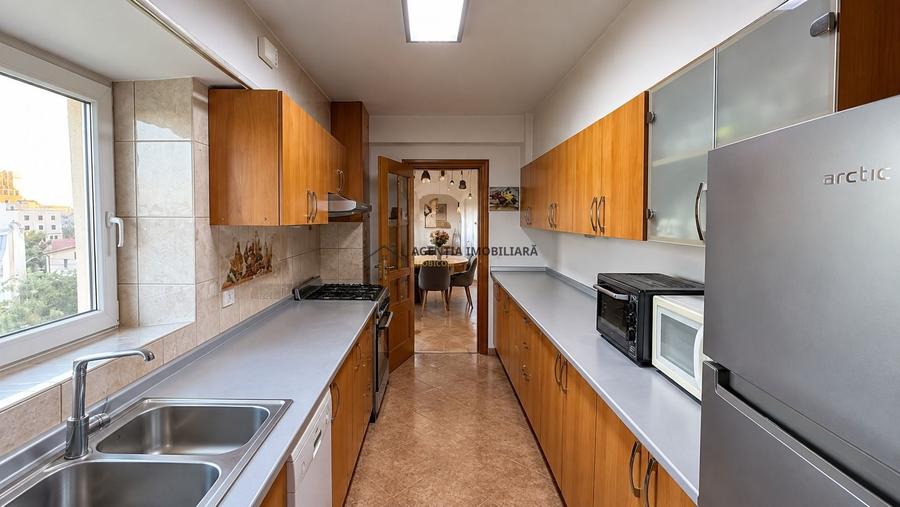 Apartament cu 4 camere decomandat în P-ța Victoriei
