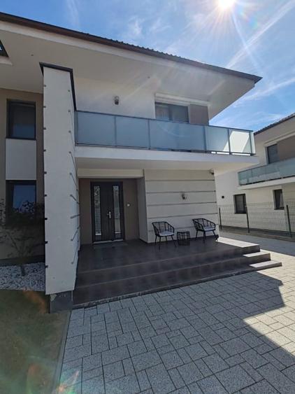 Duplex cu 4 camere cu Canalizare în Exterior Vest