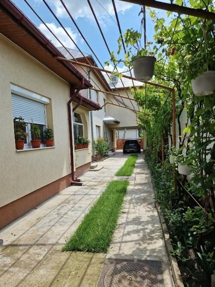 Casă individuală cu 5 camere cu Canalizare în Central