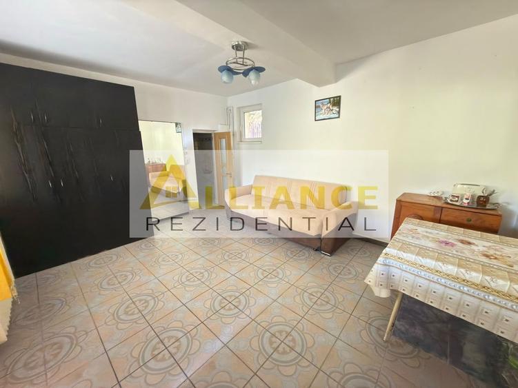 Casă individuală cu 14 camere cu Canalizare în Cățelu
