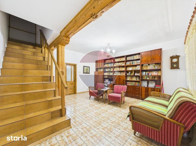 Casă cu 6 camere cu Teren 2208.64 Mp în Central
