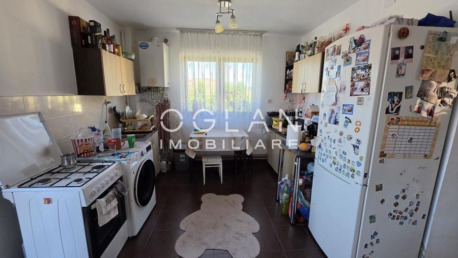 Apartament cu 3 camere decomandat, mobilat în Cedonia