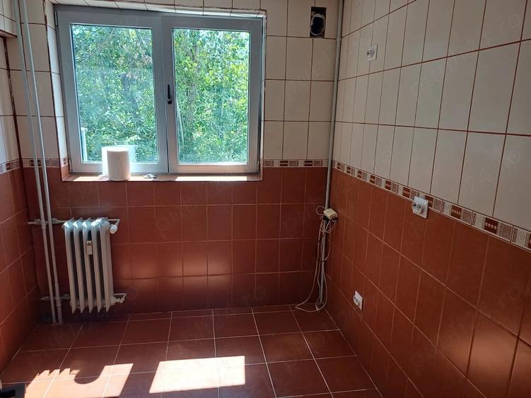 Apartament cu 3 camere semidecomandat în Titan