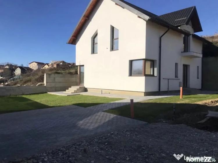 Casă cu 5 camere cu Teren 420 Mp în Bradu
