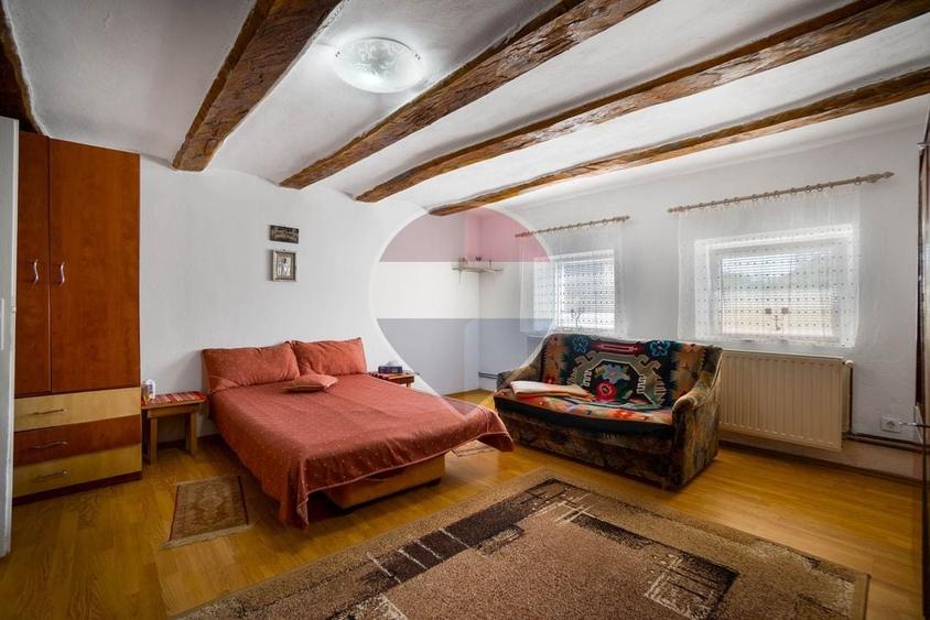 Casă individuală cu 6 camere cu Teren 2794 Mp în Bunești
