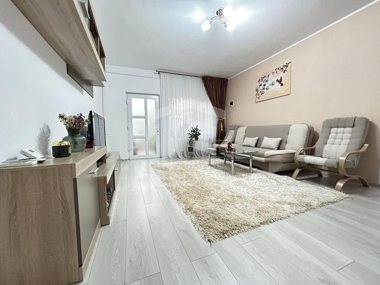 Casă individuală cu 10 camere cu Canalizare în Sud