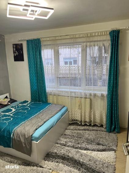 Apartament cu 3 camere decomandat în Micro 16