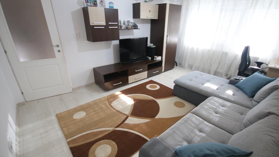 Apartament cu 3 camere semidecomandat în Cetății