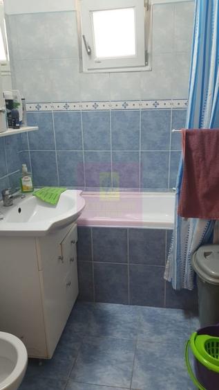 Apartament cu 3 camere decomandat în Costin Georgian