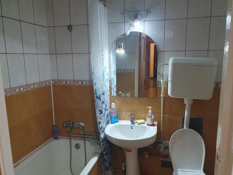 Apartament cu 3 camere semidecomandat în Drumul Taberei