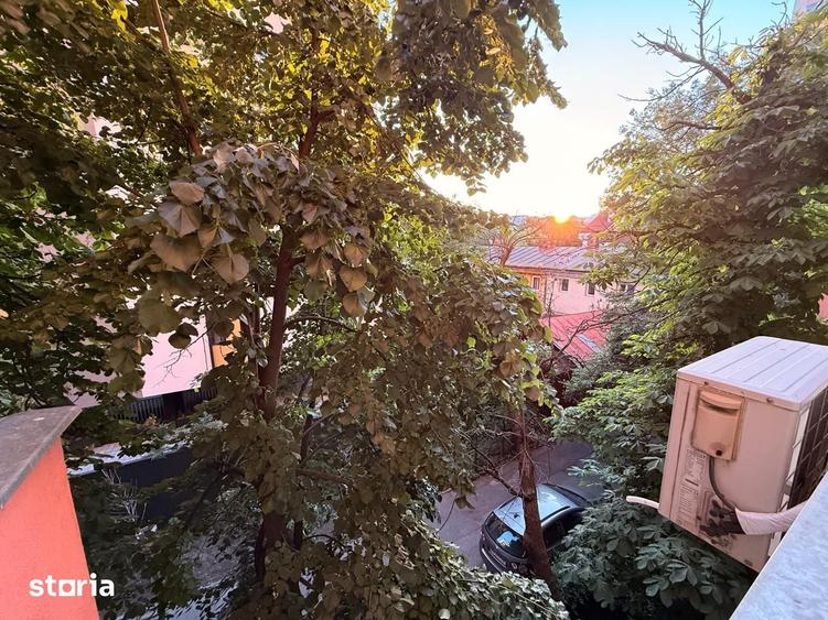Apartament cu 3 camere semidecomandat în Obor