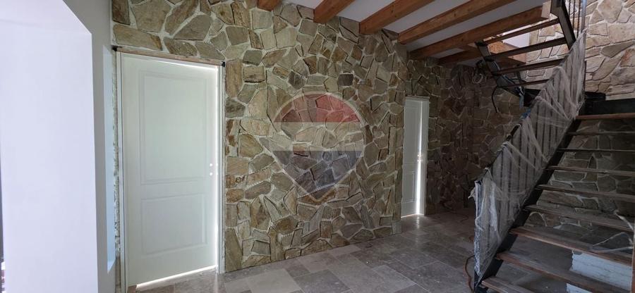 Casă individuală cu 5 camere cu Teren 3400 Mp în Valea Voievozilor
