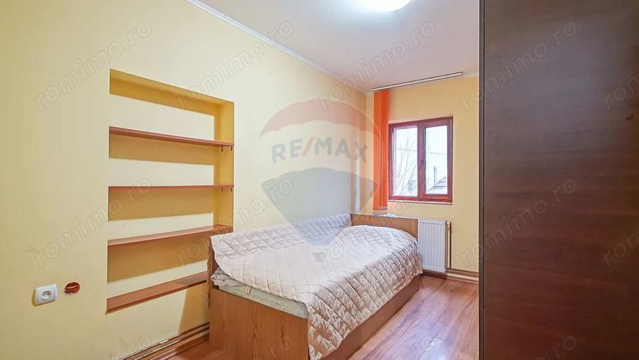 Casă cu 6 camere cu Teren 337 Mp în Central